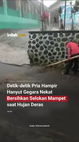 Seorang pria paruh baya, berhasil diselamatkan warga setelah sebelumnya hampir terseret arus banjir saat sedang memberishkan selokan yang mampet dipenuhi sampah.  Insiden ini akibat hujan deras yang menyebabkan banjir cileuncang. Hingga video ini ditayangkan, lokasi pasti kejadian tersebut masih belum diketahui.  #InilahNews #JawaBarat #BanjirCileuncang #ArusBanjir #inilahcom #Titiktengah #titikcerah 