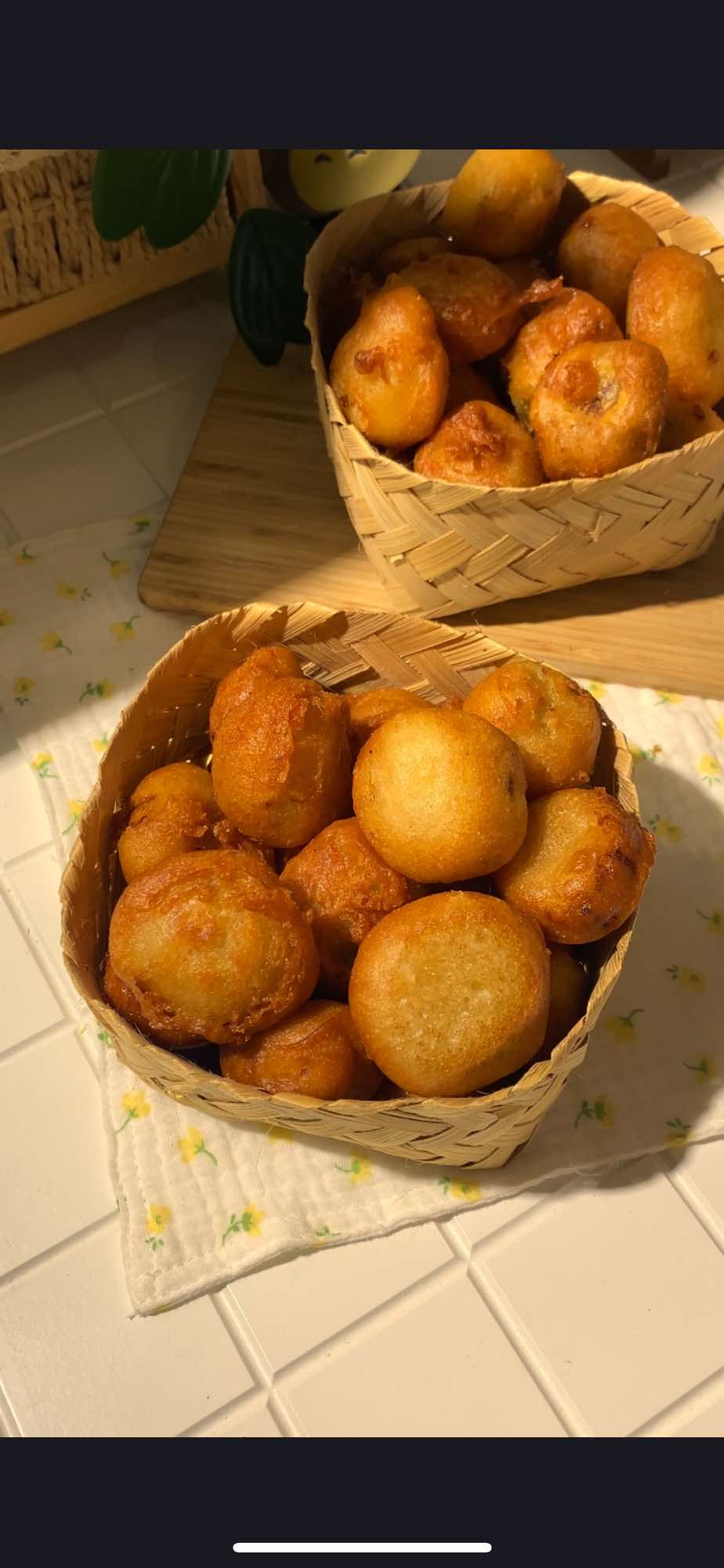 PISANG KEMBUNG 🍌 Pisang kembung + kopi beuh enak banget🥰 Resep  • 6 buah pisang  • 15 sdm tepung terigu • 6 sdm tepung beras  • 2 sdt gula pasir ( optional kalo gak mau manis )  • 1/3sdt garam • 100ml margarin cair • 1/2 sdt baking powder ( adonannya di diemin 10-15 menit )  📌Tips biar ngembang sempurna aku kasih 1/2 sdt ragi instan (lupa videoin 🤭 )  #pisanggoreng #idejualankuliner #resepsimple #reseptiktok #EasyRecipe #viralvideo #fypage 