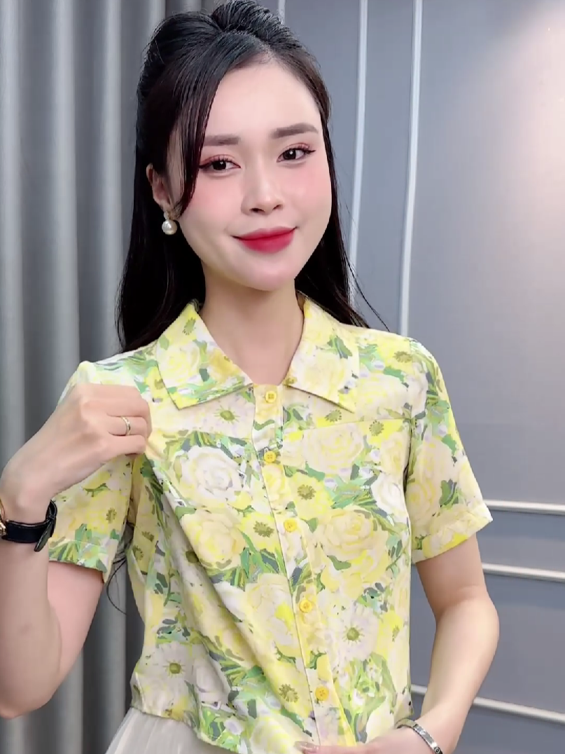 Sơ mi croptop cổ Đức – điểm nhấn hoa nhẹ nhàng cho nàng công sở hiện đại. Thanh lịch vừa đủ, cá tính vừa xinh – diện em này là “auto” cuốn mắt nhìn! #ukfashionofficial #ukfashion #somicongsonu #chanvayxinhxinh #OOTD #setdoxinh #xuhuong