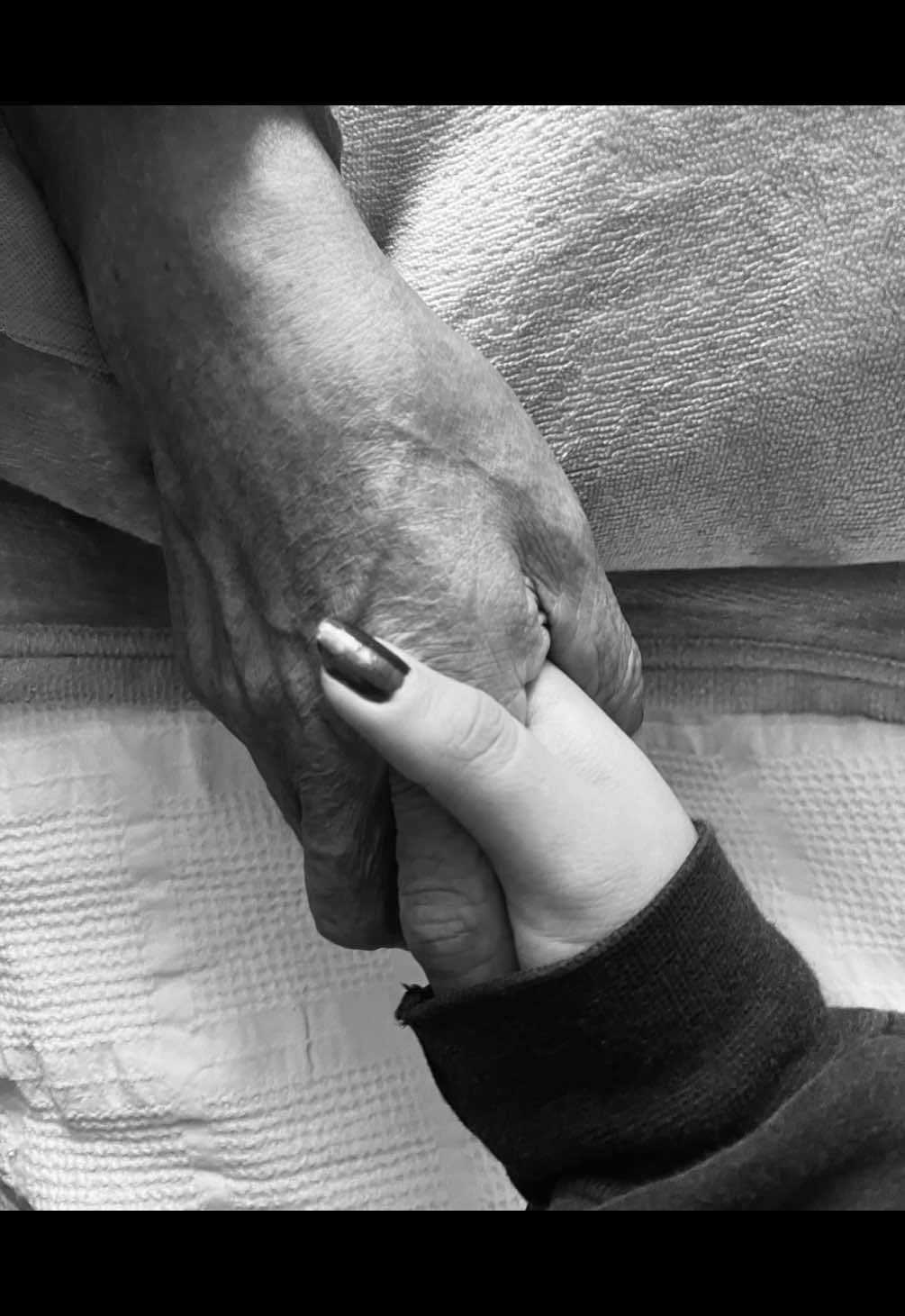 Hoy se cumple un año de tu partida.. Aunque sé que partiste hace un año sigue doliendo como si hubiera sido ayer Te extraño demasiado, pero hoy dueles más,tus recuerdos aún siguen vagando por la casa, siempre vivirás en nuestros corazones ❤️‍🩹 #abuelo