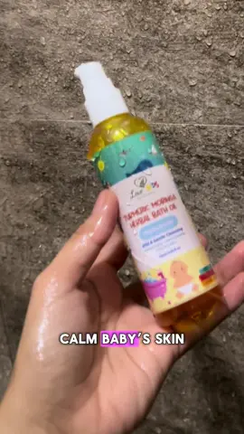 Hindi talaga maiiwasan minsan ang biglaang lamok o langgam 😩 Kaya I’m so glad I found Love Moringa Kids Herbal Bath Oil — may turmeric and moringa to help lighten bites and calm baby’s skin 💛 Safe for daily use and perfect for sensitive skin like Kendra’s. Nasa 🧺 yellow basket if gusto mo rin itry, Mommy! 🫶🏻 #LoveMoringa #TikTokMomPH #BathTimeRoutine #BabySkinCare #NaturalForBabies #InsectBitesSolution #fyp 
