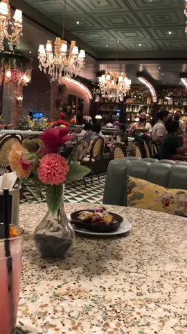 Detik detik surprise, Muka bete, badmood(krn mommy besok pulang ke japan) Happy birthday cantik gak terasa 18 tahun ya, tp masih kaya bocil🤭❤️  Notice: ini foto dan video kenangan tahun lalu birthday nayla, karena mommy gak di Indonesia tahun ini🥺😭