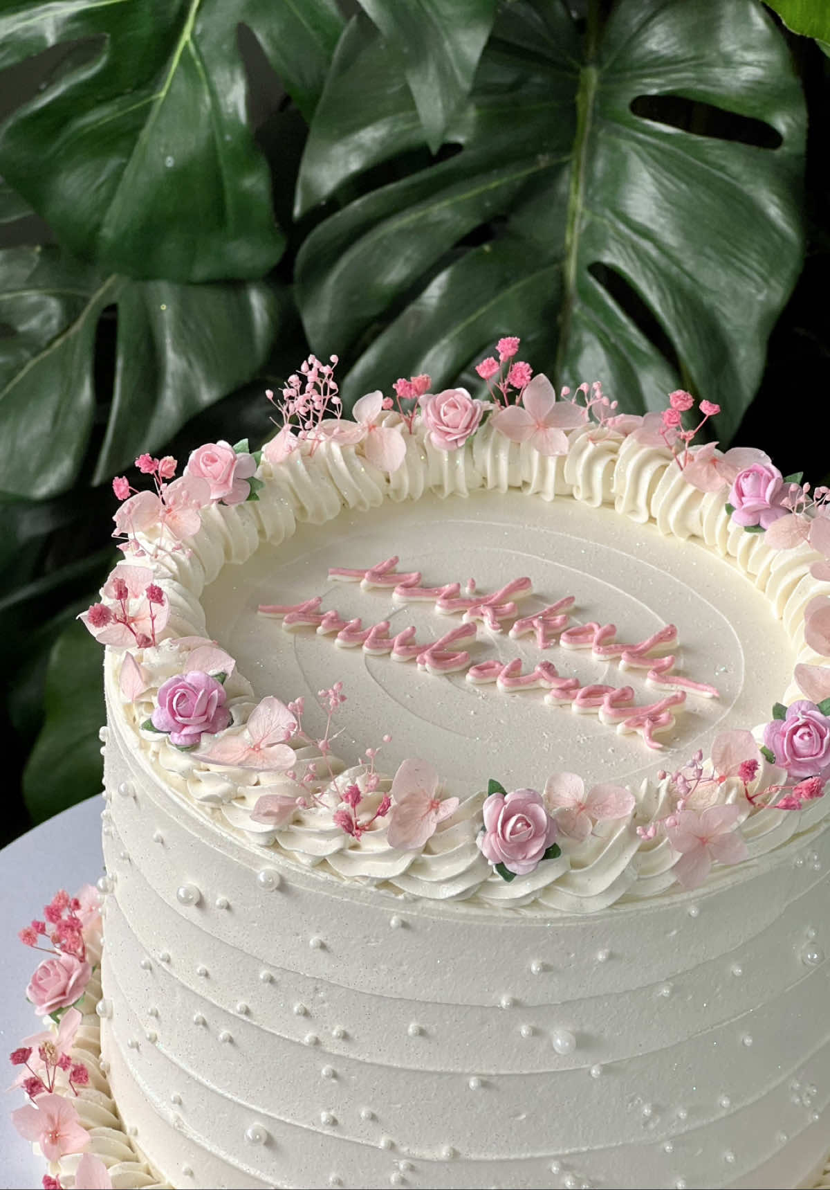 Apologies in advance for the lighting in this video, my ring light was acting up 🙄 but GORGEOUS nikkah cake inspired by @ZARAS CAKES  . . . #caketok #kutiwacakes #fyp #manchester #cakedecorating #cakevideo #caketiktok #manchestercakes #piping #pipingvideo #cakevideo #cakeinspo #cakeinspiration #cakedecor #cakedesign #heartcake #nikkahbride #nikkahmubarak #nikkahcake 