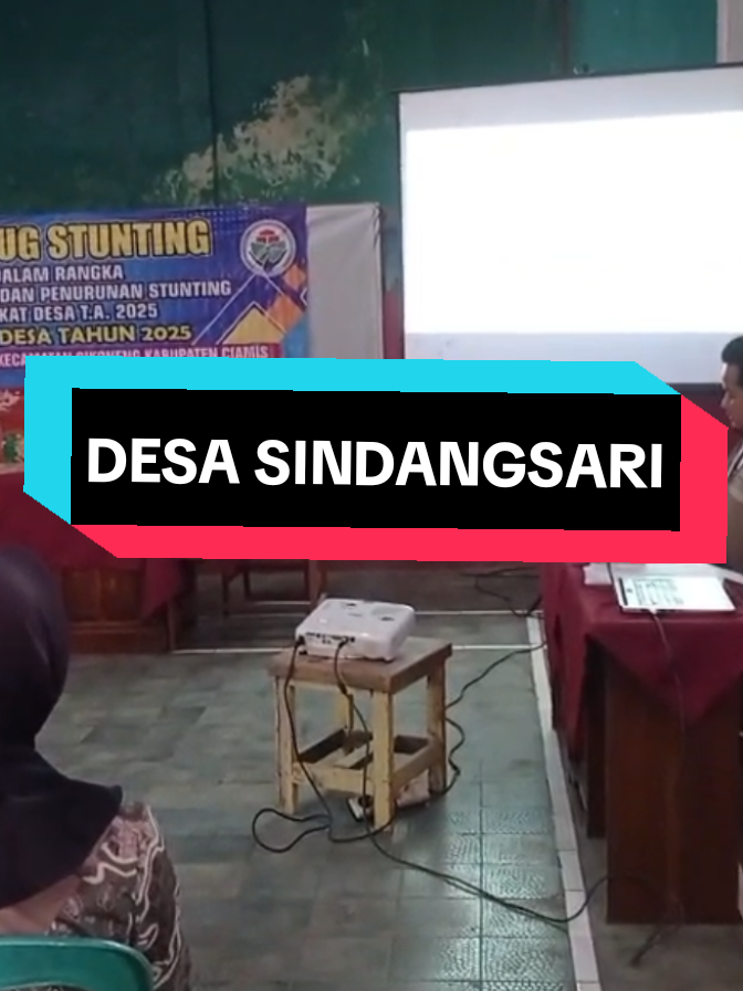 Rembug Stunting adalah sebuah forum atau diskusi yang dilakukan oleh masyarakat, pemerintah, dan stakeholder lainnya untuk membahas dan mencari solusi terkait masalah stunting pada anak-anak. Stunting adalah kondisi anak yang mengalami gangguan pertumbuhan fisik dan perkembangan otak akibat kekurangan gizi kronis, yang dapat berdampak pada kemampuan kognitif dan produktivitas di masa depan. Rembug Stunting bertujuan untuk: 1. Meningkatkan kesadaran masyarakat tentang stunting dan dampaknya 2. Mengidentifikasi penyebab dan faktor risiko stunting 3. Mengembangkan strategi dan intervensi untuk mencegah dan mengatasi stunting 4. Meningkatkan koordinasi dan kolaborasi antara pemerintah, masyarakat, dan stakeholder lainnya dalam upaya pencegahan dan penanggulangan stunting. Rembug Stunting dapat menjadi wadah yang efektif untuk meningkatkan kesadaran dan partisipasi masyarakat dalam upaya pencegahan dan penanggulangan stunting, serta meningkatkan kualitas hidup anak-anak Indonesia. #rembugstunting #rembug #desa #kemendes #kemendespdtt #danadesa 