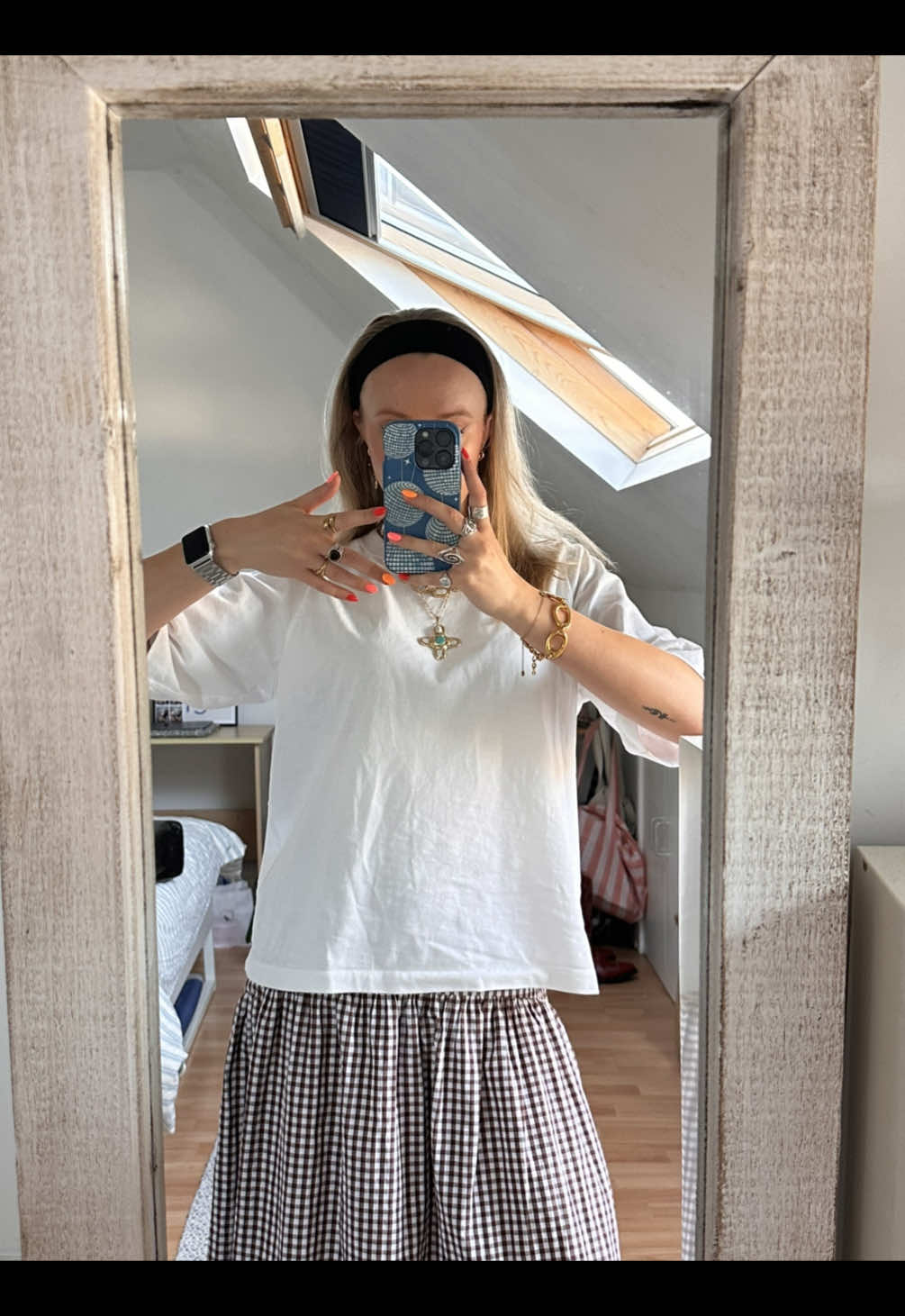 happy wednesday!!! my hair NEVER goes frizzy but in the heat it’s gained some volume?? have a lovely day♥️♥️ xx  #OOTD #summeroutfit 