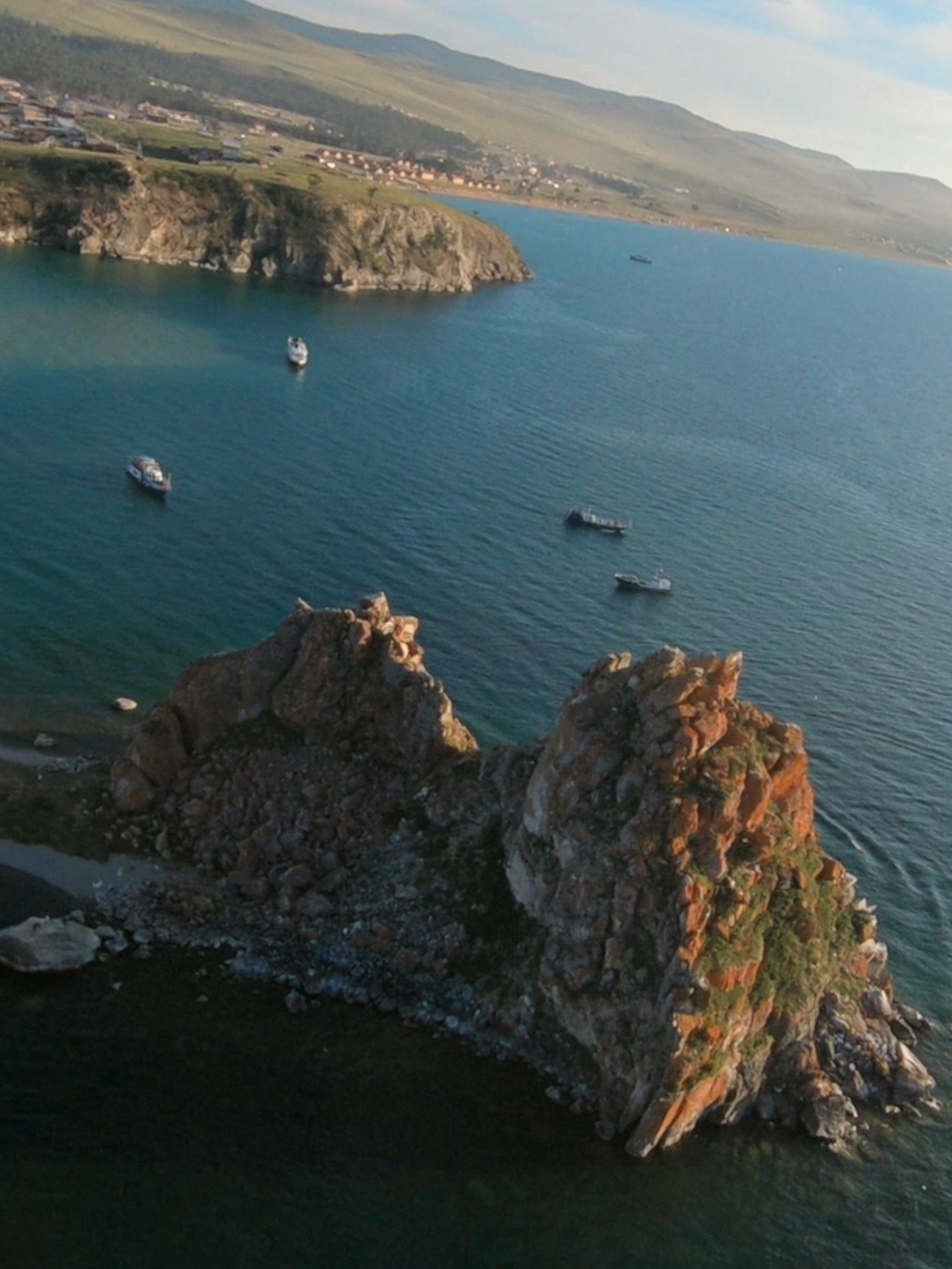 Every new day is a chance to change your life for the better. Don’t let fear stop you—great things begin with determination. Believe in yourself and take a step forward, even if it feels small. Everything you dream of is possible. ✨🌅 📍 Where? Russia, Irkutsk Region, Lake Baikal, Shaman Rock 🎥🚁 My setup Frame - iFlight Nazgul XL5 FC+ESC - SpeedyBee f405 ver.4 Motors - Xing-E Pro 2207 1800KV VTX - Caddx Vista + Nebula Pro Battery - CNHL 6S 1300mAh Camera - GoPro Hero 6 Black #fpv #flight #gopro #fpvdrone #fpvlifestyle #cinematic #cinematicvideo #baikal #baikallake #lake #iFlight #gopro #speedybee #nazgul #dji #hero6 #hero6black #gyroflow