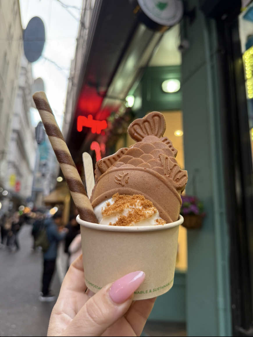 Flinders Waffles – A Must-Try Melbourne Treat! 🍦 Tucked away on Degraves Street, Flinders Waffles serves up delicious fish-shaped taiyaki waffles filled with red bean, custard or Nutella – all topped with creamy soft serve. But our favourite is their waffle shaped like Flinders Street Station – a fun nod to one of Melbourne’s most iconic buildings! 📍 6 Degraves St, Melbourne 🕒 Mon–Thurs 1–8pm | Fri–Sun 1–9pm Sweet, fun, and super Instagrammable! #FlindersWaffles #MelbourneEats #melbournethingstodo #melbournemum #melbournedad #melbournecafe #melbournefoodblog #melbournefoodscene #melbournefoodiehub #melbournefood #melbournepr #melbournemedia #melbournecontentcreator #melbournedesserts #peckishmelbourne #melbournewithkids #melbournekids #melbourneactivities  #melbaustraliaeats #melbaustralia #kidsofmelbourne #melbourneforkids #melbournewithkidz #melbournetouristguide  #TaiyakiMelbourne #MatchaLovers #MelbourneFoodie 
