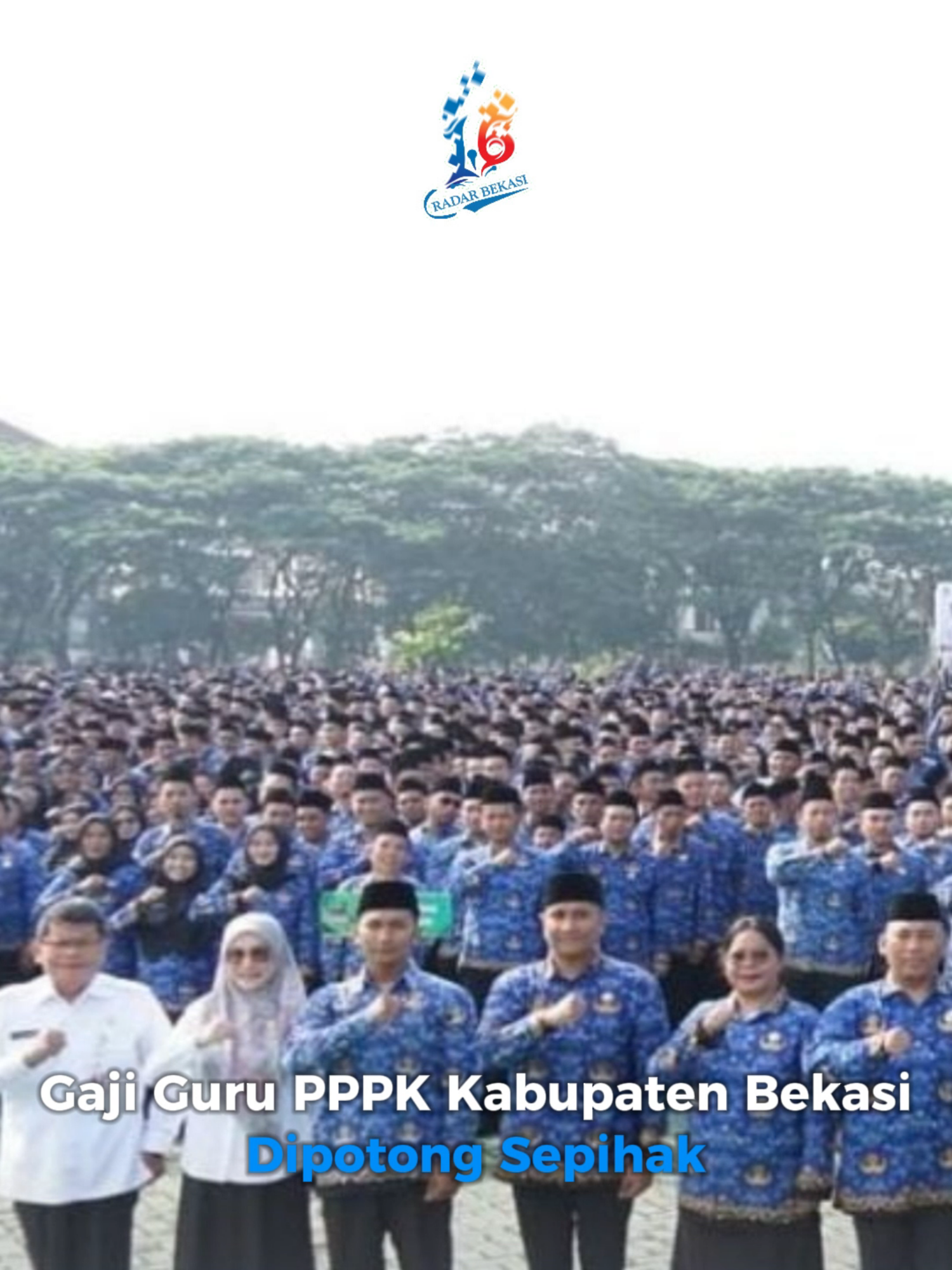 Puluhan guru Pegawai Pemerintah dengan Perjanjian Kerja (PPPK) di Kabupaten Bekasi mengalami potongan gaji pokok tanpa adanya konfirmasi terlebih dahulu.  Ketua Forum Pegawai Honorer Indonesia (FPHI) Kabupaten Bekasi, Unin Saputra, menyampaikan potongan Rp25 ribu yang dialami 41 guru tersebut diketahui berdasarkan bukti potongan dari bank yang tercatat sebagai potongan dinas. Unin menyatakan bahwa pemotongan dilakukan secara sepihak dan telah melaporkan kejadian ini ke lembaga hukum disertai bukti. Sementara itu, Kepala Dinas Pendidikan Kabupaten Bekasi, Imam Faturochman, menyampaikan pemberitahuan bank yang disampaikan terkait pemotongan dinas bukanlah untuk Dinas Pendidikan. Potongan tersebut untuk iuran PGRI. Ketua PGRI Kabupaten Bekasi, Hamdani, mengakui adanya kesalahan data terkait potongan gaji pada beberapa guru yang sebenarnya bukan anggota PGRI. Ia menyatakan pihaknya telah memvalidasi data dan akan mengembalikan potongan yang tidak tepat. Baca selengkapnya di www.radarbekasi.id (link di bio) #harianradarbekasi #koranbekasi #beritabekasi #pgri #pppk