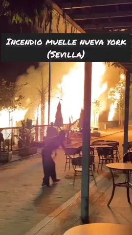Anoche, un incendio de vegetación se declaró en las inmediaciones del Muelle de Nueva York en Sevilla. Los servicios de emergencia actuaron con celeridad para extinguir las llamas. Afortunadamente, no se han registrado víctimas. Las causas del incidente están bajo investigación. #Sevilla #IncendioSevilla #MuelleDeNuevaYork 18 de junio de 2025 📹angel_20__