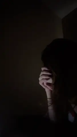 جالسه وحدي لاحزينه ولا فرحانه بل ف منتصف  الأمر هاربه  من فوضى افكاري #ا 