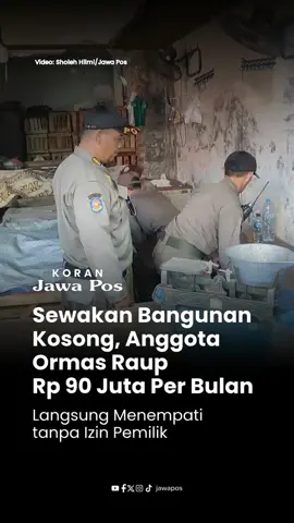 Modus penyewaan kios untuk berdagang di bangunan kosong Jalan Keputran, Surabaya terbongkar. Lima anggota ormas Forum Pemuda Madura Indonesia (FPMI) telah ditetapkan sebagai tersangka usai menguasai bangunan kosong tanpa izin pemilik. Mereka menyewakannya ke pedagang hingga meraup Rp 90 juta per bulan.  Tantri Tan, salah seorang pemilik bangunan bahkan tidak berani menegur karena ada bendera ormas di tembok bangunan. Dia bercerita bahwa rumah itu memang dibiarkannya kosong sejak 2017 lalu setelah keluarganya yang menghuni rumah tersebut wafat. Meski begitu, dia masih kerap menengok bangunan tersebut. Namun, sejak Januari lalu, dia mengetahui bahwa pintu-pintu jati pada bangunan miliknya hilang sedikit demi sedikit. ”Pintu-pintu jati asli itu sudah hilang. Padahal kondisinya digembok juga waktu itu,” kata Tantri. Saat dia bertanya ke warga sekitar terkait penghuni bangunan miliknya itu, mereka angkat tangan. ”Takut sepertinya,” ujarnya. Baca Koran Jawa Pos Ikuti Jawapos.com Nikmati Jawa Pos TV #jawapos #bacakoran #koranjawapos #jawaposcom #jawapostv #beritajawapos #beritakoranjawapos #bacaberita #beritaterkini #beritaviral #viral