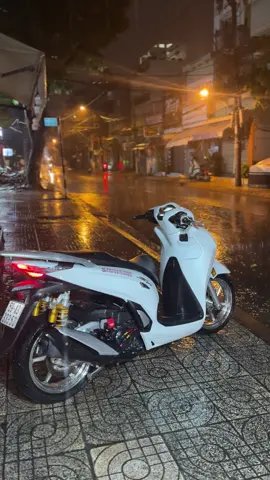 bữa nào rửa xe cái trời mưa, thôi để ông trời rửa giùm