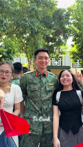 #lehoanghiep #xuhuongtiktok #chubodoicuaem #cucpham #a80 #quandoinhandanvietnam #chữalanhtamhon Cận cảnh sắc nét không chỉnh sửa cắt gọt, chua bộ đội tại sân ga Vinh T6/6/2025