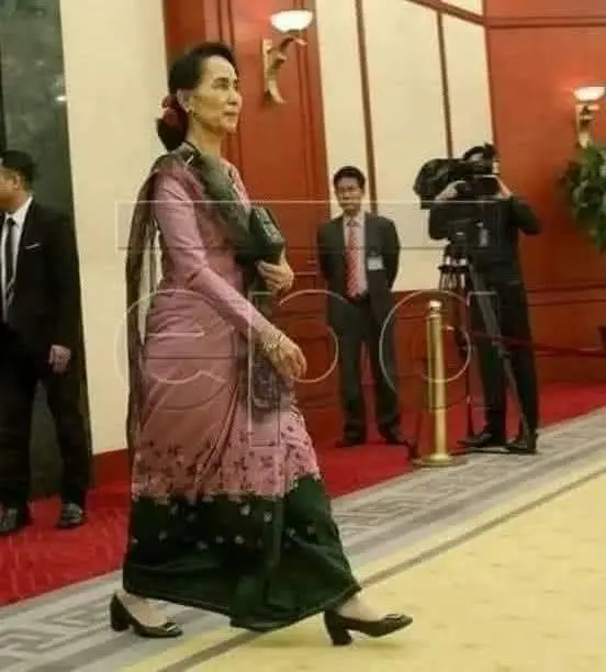 ဆရာညီမင်းညို က အနာဂတ်နိုင်ငံတော်လို့ တင်စားတယ် ။ ကိုမင်းကိုနိုင် က ဝေမြဲနှင်းဆီ အိ‌န္ဒြေဖြင့်‌ ရှေ့ကိုဆက်‌နေသည်တဲ့ ။ လင်းလင်း (အဆိုတော်)က သံမဏ်လိပ်ပြာလို့ဖွဲ့ဆိုတယ် ။ ကိုရဲလွင် (တေးရေးဆရာ)က အများအကျိုးအတွက်တာဝန်ထမ်းတဲ့သူ ..တဲ့ ။ ကိုလေး (အင်းဝဂုဏ်ရည်)က  ရင်းရင်းနှီးနှီး ကျုပ်နှမလို့ခေါ်တယ် ။ ဆရာတင်ညွန့် က ဟိုနေ့ကပဲ သူ့မွေးနေ့မှာ အမ မတွေ့ရတာကြာပေမယ့်  မေ့မရတာရင်မှာအစဉ်သာ လွမ်းလိုက်တာ ...တဲ့။ သူ့ထက်တစ်နှစ်ပဲကြီးတဲ့  ဆရာချစ်ဦးညို က အမလို့ခေါ်တယ် ။ ဆရာကြီးဦးဝင်းတင်(ဟံသာဝတီ)က  မင်းတို့ ဒေါ်စုကိုသွားမတုနဲ့ နိုင်ငံရေးမှာ  ငါတောင်မူကြိုအဆင့်ပဲရှိတယ် ...တဲ့ ။ အမေလူထုဒေါ်အမာ က ငါ့သမီးလေး မိစု တဲ့ ။ ပါချုပ်ဆရာတော်ဘုရားကြီး က အမျိုးကောင်းသမီးလို့ ကင်ပွန်းတပ်တယ် ။ ဣဿာမစ္ဆရိယတွေကို ဥပက္ခာနဲ့အနိုင်ယူ ကမ္ဘာမြေကိုသစ္စာပြုလို့ သူမအကြောင်း သင်ရိုးညွှန်းတမ်းတွေမှာထည့်လို့နေပေါ့ ။         မယှဉ်နဲ့ ကွာတယ် ၊ ဘာကွာလဲ  ပြည်တွင်းရော ပြည်ပရော ကြည့်လေ ။ ရုရှားကိုသွားရင် ပူတင်က အမြှောက်‌ဖေါက်ပြီးကြိုဆိုရတယ် ။ တရုတ်ကိုသွားရင် ရှိကျင့်ဖျင်က ကောဇောနီခင်းကြိုဆိုရတယ် ။ အင်္ဂလန်ကိုသွားရင်  အယ်လိဇဘတ်ဘုရင်မကြီးက  လက်အိပ်ချွတ်နှုတ်ဆက်ရတယ် ။ အမယ်ဗျာ ... အဆင့်မြင့်စစ်တက္ကသိုလ်မှာ မိန့်ခွန်းချွေလိုက်သေး ။        ဘာ ကွာ လဲ        အဲဒါ ကွာ တာ ပဲ  ။ အသက် ၈၀ ဆိုပေမဲ့ ခြေလှမ်းလှမ်းတာကိုကြည့်လိုက် တခါလှမ်းရင်  မင်းတို့အဘအရပ်လောက် ရှိတယ်ရှင်းလား ။ #Credit_To_Original_Writer  #via #ဇာနည်သွေး🚩