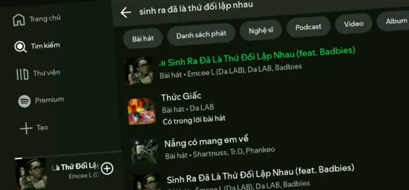 còn nơi anh tàn tro quấn lấy..
