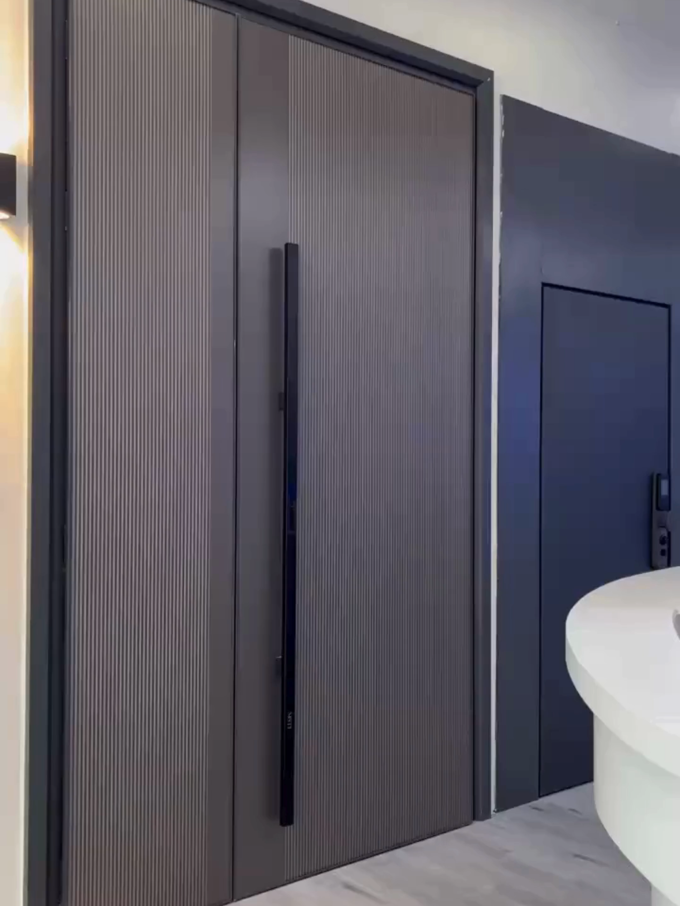 Một bộ cửa không chỉ để đóng mở. Nó là tuyên ngôn của phong cách sống. Hôm nay Hồng Anh giới thiệu mẫu cửa đi chính biệt thự bằng nhôm đúc nguyên tấm – thiết kế dành riêng cho những không gian đẳng cấp. 🔹 Bề mặt nhôm đúc nguyên khối dày 5mm, khắc CNC theo mẫu riêng – đẹp như một tác phẩm nghệ thuật. 🔹 Cánh dày 10cm – chắc chắn, bền bỉ. 🔹 Khóa thông minh MSTI đến từ Ý – mở bằng mã số, vân tay, nhận diện khuôn mặt và app điện thoại. 🔹 Hệ khóa đa điểm 9 đầu giúp chống trộm tối ưu, giữ an toàn tuyệt đối cho ngôi nhà. 👉 Đây là sự kết hợp giữa công nghệ hiện đại và nét thẩm mỹ quý tộc. 💬 Nếu bạn đang tìm kiếm một mẫu cửa vừa đẹp – vừa an toàn – vừa thể hiện cá tính riêng, thì đây chính là lựa chọn lý tưởng. 📩 Comment “Quan tâm” hoặc inbox Hồng Anh để nhận bảng mẫu & ưu đãi trong tháng này nhé #cuanhombari #Cuadichinh  #Nhomduc