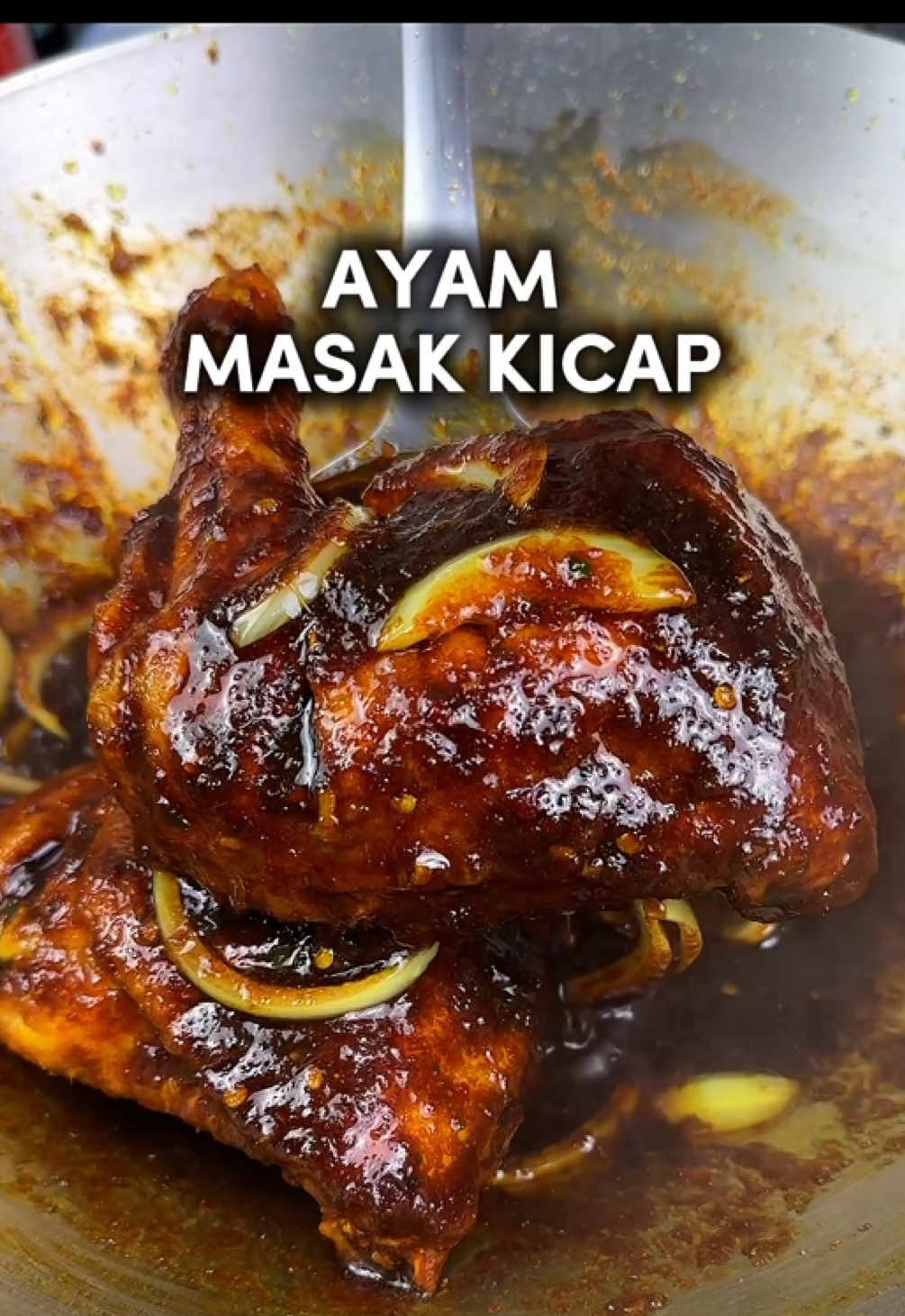 Ayam masak kicap ala 3 budak gemok 😎 Resepi penuh : -2 ketul ayam whole leg -garam -kunyit -2 biji bwg merah besar -4 ulas bwg putih -1 inch halia -1 inch kunyit hidup -sedikit cili api -2 helai daun limau purut  -1 btg serai (hiris) -sos tiram -sos cili -kicap lemak manis -perasa -hirisan bwg holland #ayammasakkicap #3budakgemok #resepimudah #simpleresepi #aididrosdi 