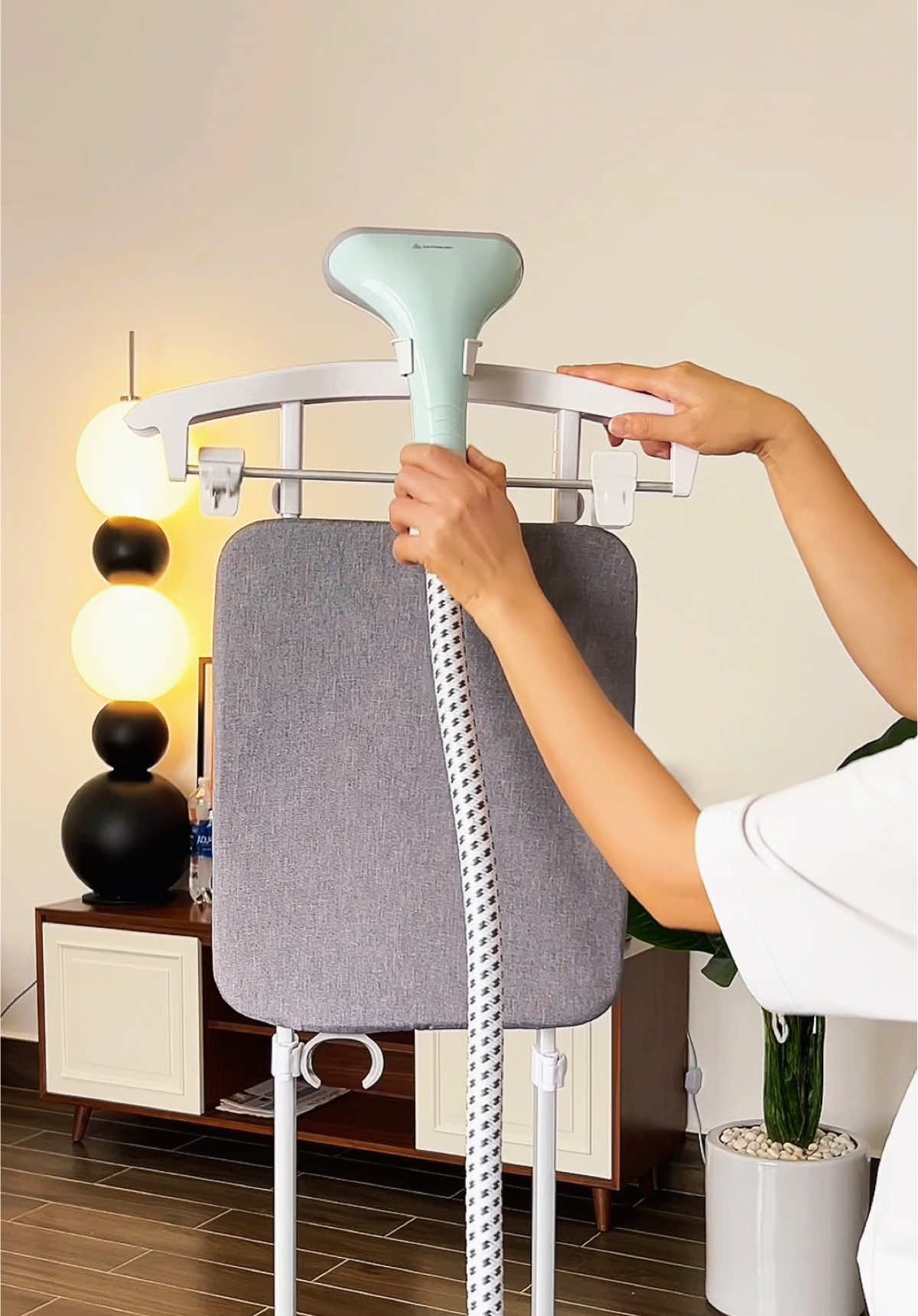 Chiếc bàn ủi giúp mình “làm hoà” với việc ủi đồ 😌. Ủi đứng – ủi nằm, hơi nước mạnh, phẳng cực nhanh… #banuihoinuoc #banuihoinuocdung  #banuidienhoinuocaqua #aqua #uiquanao #dogiadinhthongminh   #dungcutienich #mayui #dogiadungtrongnha #dogiadung 