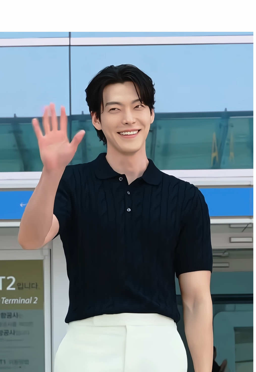 [18625] Nam diễn viên Kim Woo Bin tại sân bay quốc tế Incheon khởi hành sang Ý để tham dự 