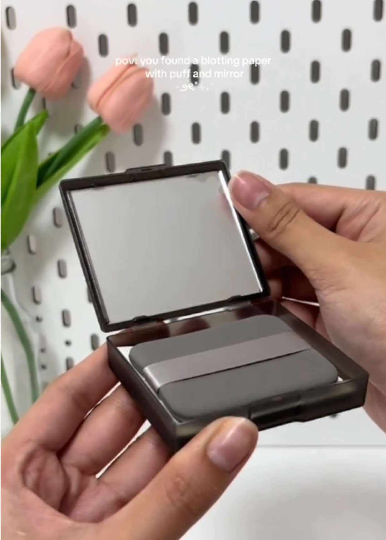 found a hygienic blotting paper with mirror and puff 🖤🫶🏻✨ #blottingpaper #oilcontrol #oilyskin #oilcontrolblottingpaper #fyp #viral #trending 