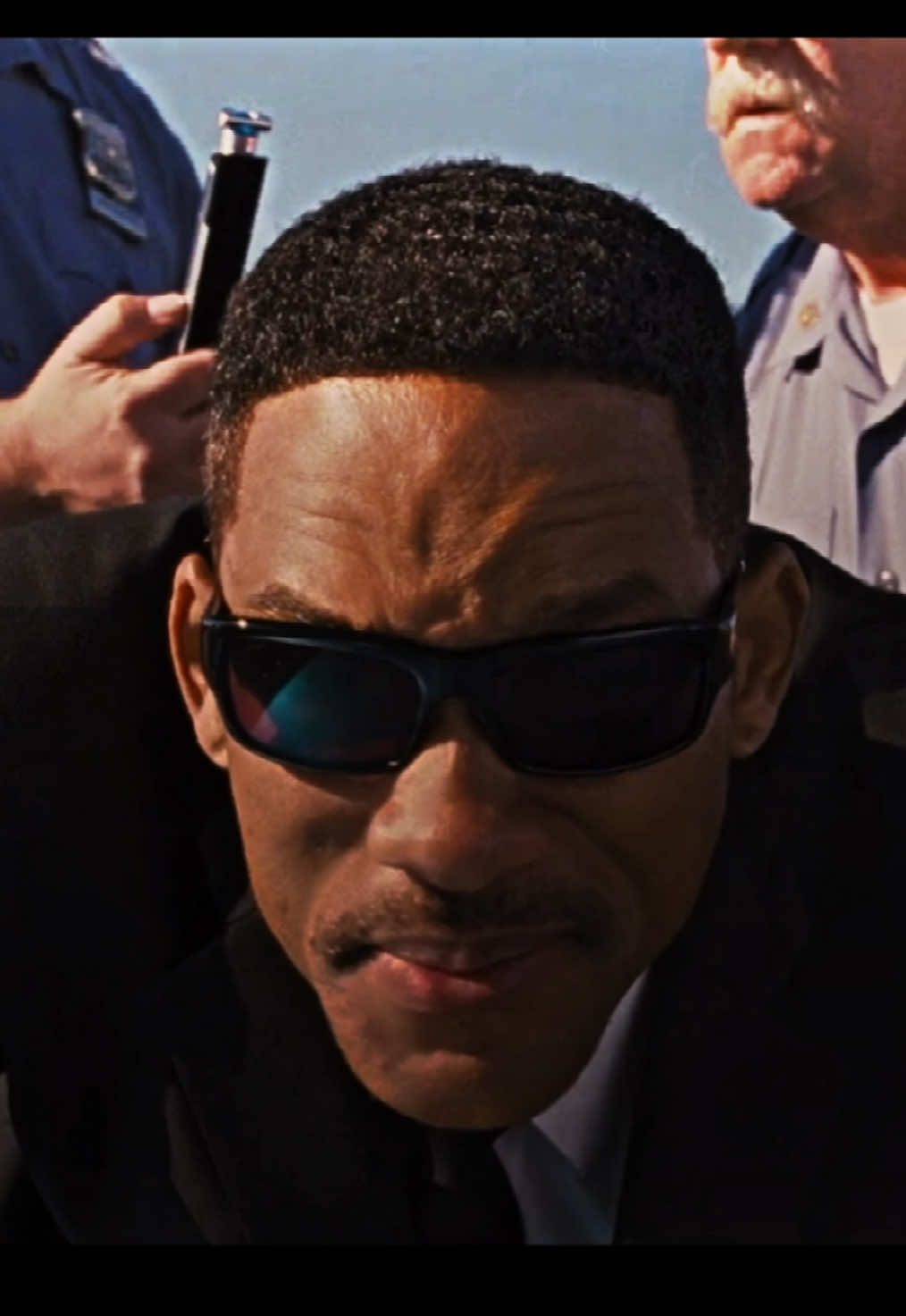 Essa cena é o filme em si é muito bom KKKKKKK  . Mib: Homens de Preto 3. 🎬🍿 . #mib #willsmith #trechosdefilmes #acao #comedia #homensdepreto 