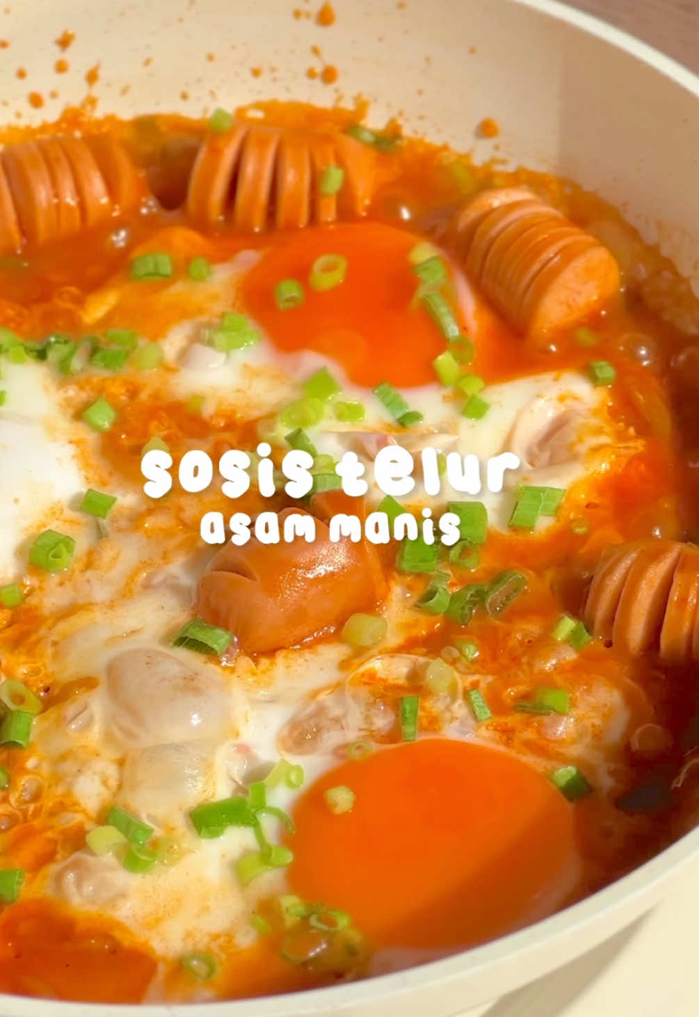 telur sosis asem manis🍳🥫 menu sat set yang cocok buat anak kost, tapi percaya deh ini rasanyaa enakk banget!🤤🫶🏻 resep indo ada di video yaa, selamat recook guys <3 eng recipe: • sausages  • ⁠3 eggs • ⁠2tbsp sesame oil  • ⁠1/2 onion • ⁠1 garlic • ⁠1 leek sauce🥫: • 2tbsp chili sauce  • ⁠2tbsp tomato sauce  • ⁠1tsp oyster sauce  • ⁠sugar, pepper, salt • ⁠70ml water  step by step divideo yaa☺️ ❗️DILARANG REUPLOAD VIDEO INI❗️ follow me for more💖 #foryoupage #fyp #aestheticcooking