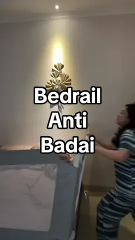 Jangan ya, sekali lagi ☝🏻jangan☝🏻meremehkan pergerakan bayi yang udah bisa tengkurep/guling-guling!! Belajar dari pengalaman pahit w (😭😭) cepet cepet invest ke bed rail yang kokoh dan ga murahan guys!! Demi keselamatan dan keamanan baby yang udah mulai banyak pergerakan! #bayi1tahun #perkembanganbayi #aktifitasbayi #pagarbayi #pagarkasurbayi #bedrailbayi 