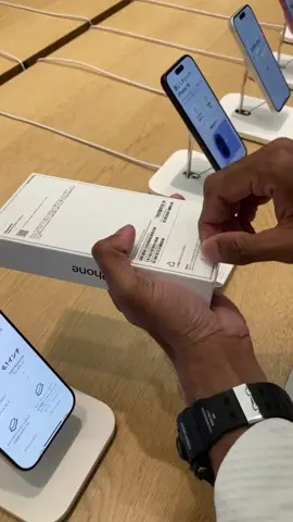 ජීවිතේ එක පාරක් හරි දැනිලා තියෙනවද.. ඔයාගේ මහන්සියෙන් ආස දෙයක් මිලදී ගත්තම දැනෙන සතුට 😩💕. #fypシ゚ #iphone #16pro #applestore #goviral #japan #හීන #හීන__දැකපන්__දවසක__හැබැවෙයි😊😍 