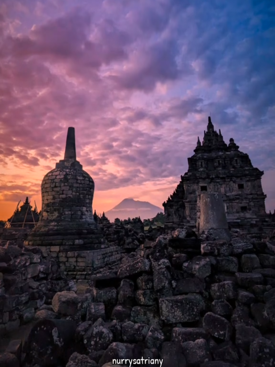 candi plaosan dalam satu bingkai ,harmoni sejarah dan alam yang tak terpisahkan #sejarah #indonesia #candiplaosan #kenangan #merapi #exlore #tripsejarah #arsitektur #nature 