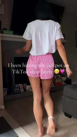 The walk 🤣 love these checkered shorts 😁