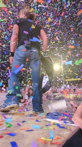 My video of KU ending of show with confetti #keithurban #coastalcreditunionmusicpark @Keith Urban 
