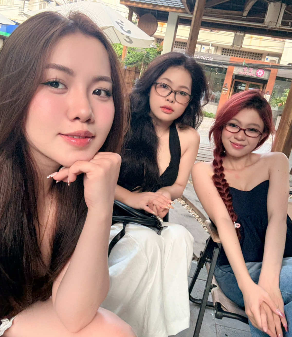Còn nhớ chiếc time-lapse gần nhất của 3 đứa là ngày nhỏ đeo mắt kính rời SG về quê. 3 đứa ngồi vừa nhậu vừa kể đủ chuyện trên đời, rồi ngồi đọc tâm thư của nhau mà sướt mướt không muốn rời. Đến nay thì mỗi đứa có 1 công việc riêng, 1 cuộc sống riêng, không mỗi ngày nhắn tin xàm xí nhưng trong lòng vẫn luôn coi nhau là người bạn thân, sẵn sàng chia sẻ cho nhau những điều thầm kín. Giờ chỉ mong mấy đứa luôn bình yên trải qua từng ngày, có 1 cuộc sống như bản thân mong ước. Quan trọng là, vẫn luôn là chỗ dựa tinh thần của nhau khi cần. 🥰🥰