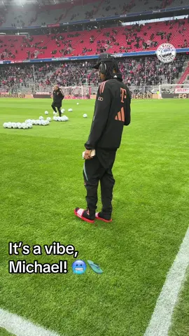 No game without the flip-flop check. 😆👆 Michael Olise approved pitch inspection... ✅