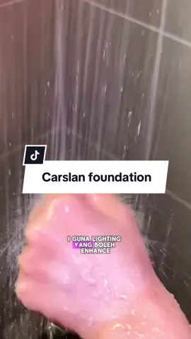 Ni bukan foundation biasa, ni sunscreen + soft filter dalam satu botol! SPF50+ PA++++, tapi rasa dia ringan macam awan ☁️. I test siram air pun tak gerak still flawless! Dan yang paling best, pori-pori terus blur macam pakai filter real-life 😳🔥 #CarslanCrushBrandDay #CarslanSummerMakeup #foundation #carslan 