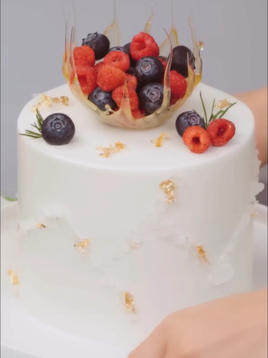 🫐 Luxury Cake Reveal  Indulge in elegance with our handcrafted luxury cake — where art meets dessert. 🍰 Layers of moist vanilla bean sponge, filled with silky champagne buttercream, wrapped in pure white chocolate ganache, and adorned with 24K gold leaf, fresh orchids, and edible pearls. This isn't just a cake — it's a statement. 💎 Perfect for weddings, milestones, or just because you deserve the best. Watch the magic unfold. Tap to taste perfection.  #LuxuryCake #CakeArt #CustomCakes #trending #fyp #viralvideo 