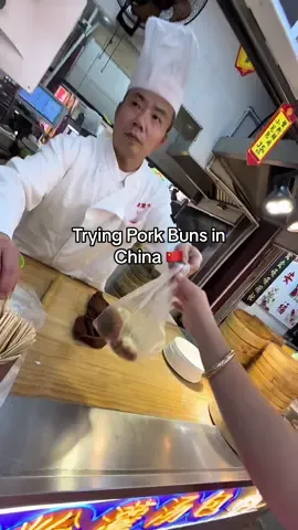 Not bad for a late night snack in China 🤪🤩 #porkbun #chinesefood #china #chinatravel #travel #travelfoodie #Foodie #solotravel #streetfood #streetfoodstall #chinastreetfood 