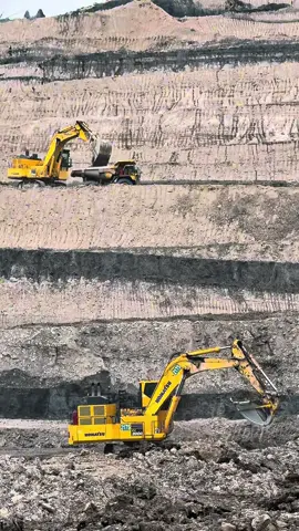 🗣️; Mas kok Tambah hitam sich sekarang? 👷; Cinta tidak memandang warna kulit boy,tapi cinta memandang warna Duit. Betul apa betul para kaum hawa? 🫀🫁🧠❤️‍🔥🔥 #fyp #foryou #trending #masukberandafyp #fypシ #berandatiktok #tambang #vibestambang #tambanghitz #tambangbatubarakalimantan #tambangkalimantan #kalimantan #komatsu #alatberat #drivermuda #driver #sopirtruck #sopirtrukpunyacerita #tambangbatubara #tambangindonesia 