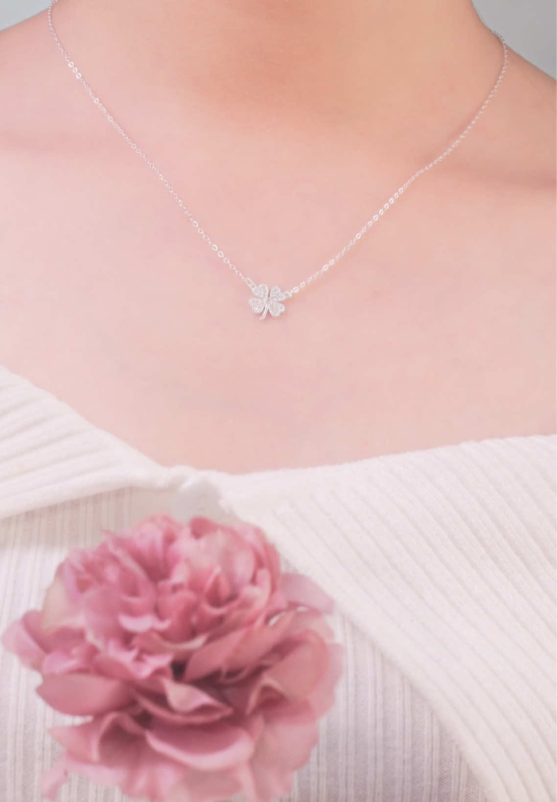 Dây chuyền cỏ bốn lá D0186 mini thôi nhưng làm tim ai rung dữ dội nè 🍀💓#tleejewelry #daychuyenbactlee #lactaybactlee #nhanbactlee #nhandoibactlee #khuyentaibactlee #setquatangtlee #lacchanbactlee #trangsuc 