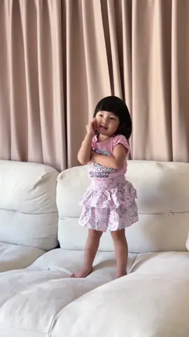 ถูๆ ไถๆ ตามประสาเด็กสองขวบ ช่วงนี้ชอบใส่กระโปรงมาก กระโปรงชั้นๆ แบบพี่แพนเค้ก #BNK48 #ColorconwinkTH #ColorconwinkTH_dancechallenge