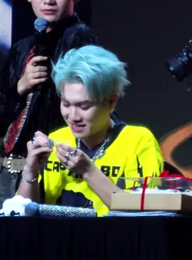 Không phải idol kpop nào cả mà là rapper Việt Nam CAPTAIN BOY.  Thề lúc Duy ngồi trang trí cái đèn ngủ nhìn như idol kpop đang làm fansign ý dễ thương quá tròi lun  #CAPTAINBOY #captainboy #hoangducduy #fmtramdunggapgo 