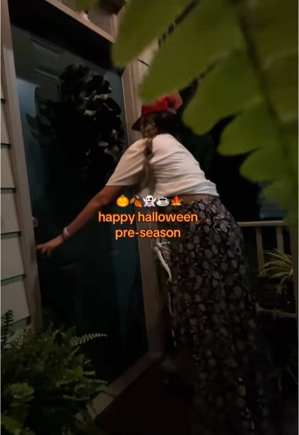 🎃 It’s officially Halloween preseason… that sacred time when your soul starts craving fog machines, vintage Michael Myers reruns, and the smell of rubber masks at Spirit Halloween. No, it’s not “too early.” If you listen closely, you can hear the faint hum of “This is Halloween” playing in the distance… 🧙‍♀️✨Smells like childhood trauma and candy corn. Save this if you also: – Think the Halloween aisle at Target is your serotonin booster – Miss your 3rd-grade vampire costume with the plastic chest piece – Just lit a pumpkin candle in 90° weather and said “mmm…fall” anyway Comment your go-to Halloween movie so I can silently judge you (jk… maybe). #HalloweenPreseason #NostalgicVibesOnly #spookyseason #FallDeluluMode #cozyaestheticvibes 