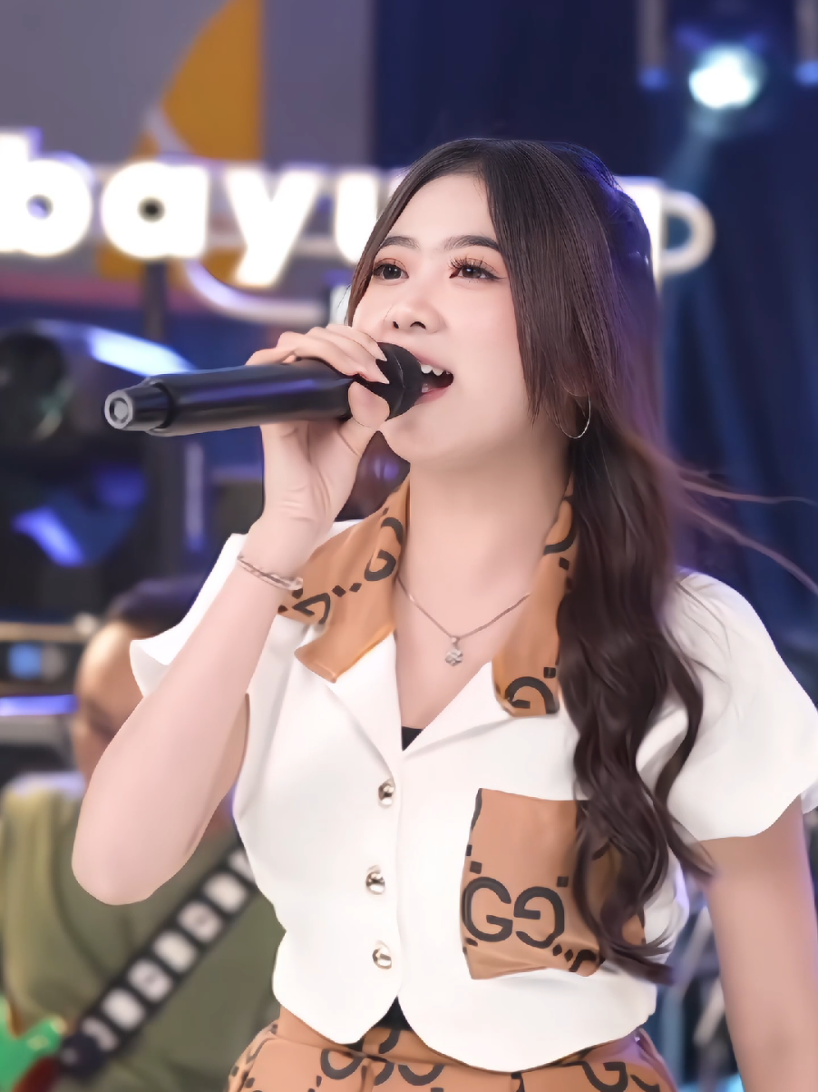 BUKIT BERBUNGA -OCHI ALVIRA #bukitberbunga #ochialvira #cuxy_ 