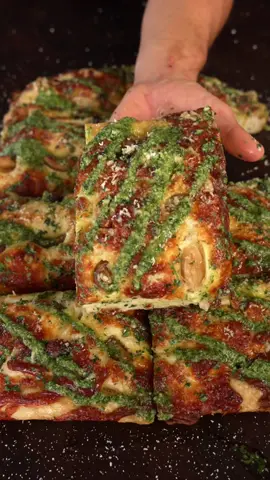 Roasted garlic and pesto focaccia 🧄 🌱 #garlic #pesto #focaccia 