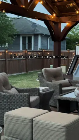 ad - I am so impressed with the vibe these @ollnyofficial solar string lights brought to my yard! Since we don’t have much greenery in our outdoor space, it can sometimes feel sparse and a bit bland. These lights completely changed that- they give the most cozy feel to our backyard. I just love spending time out here under the warm glow.  #ollny #ollnysolarstringlights