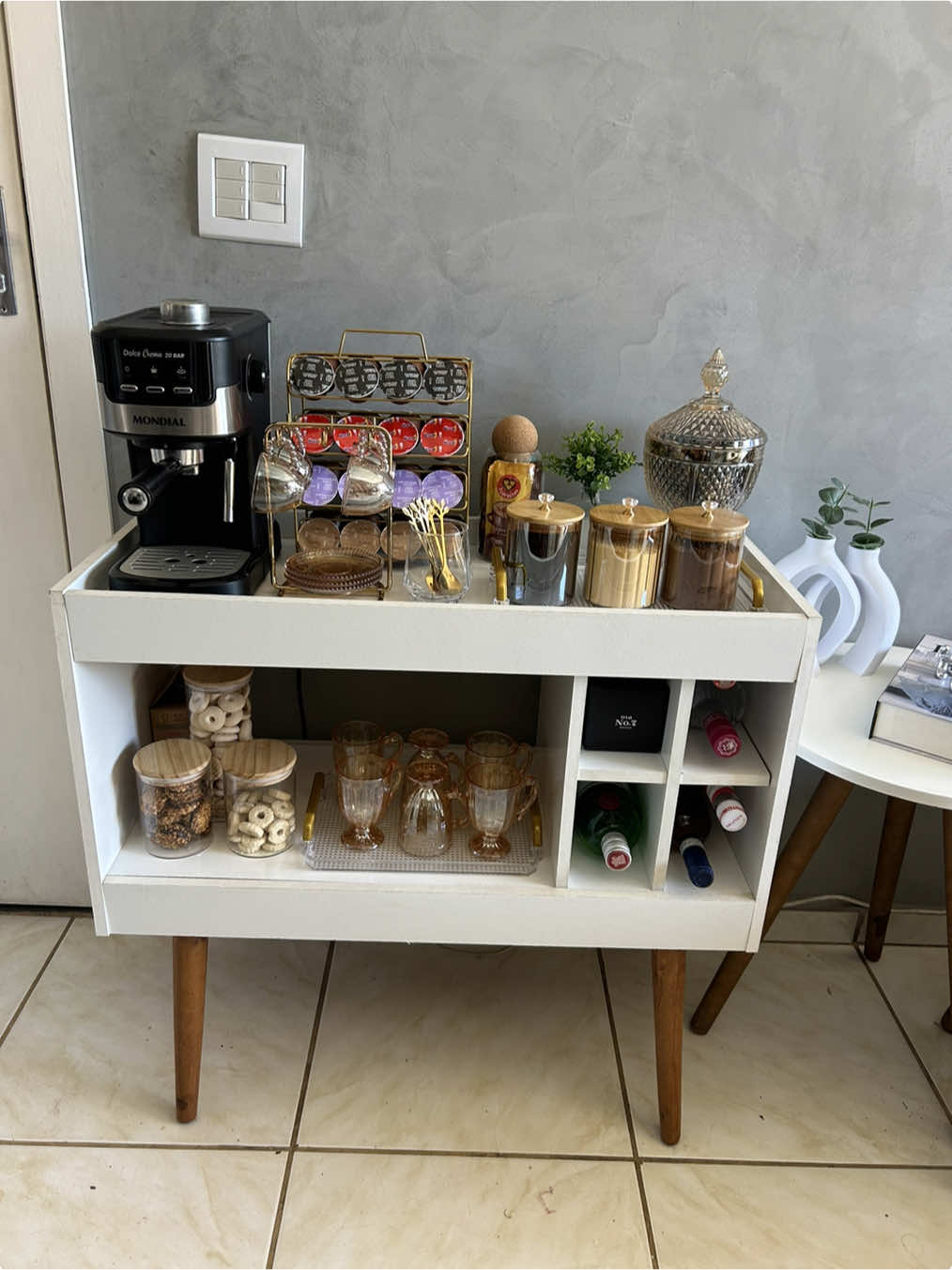 Cantinho do Café em Casa ☕✨ Transformei nossa mini adega em um cantinho do café ☕️✨ Quer montar o seu também? Comenta CAFÉ aqui que eu te mando todos os links!  . . . #shopee #café #acheinashopee  #shopeecreator #cantinhodocafé #decoracão #decora 