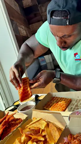 Who made this!  @CwispyChkn  • 📍72 Magee Ave Stamford, CT  06902 • • • #Foodie #waffle #chicken #happy #whomadethis 