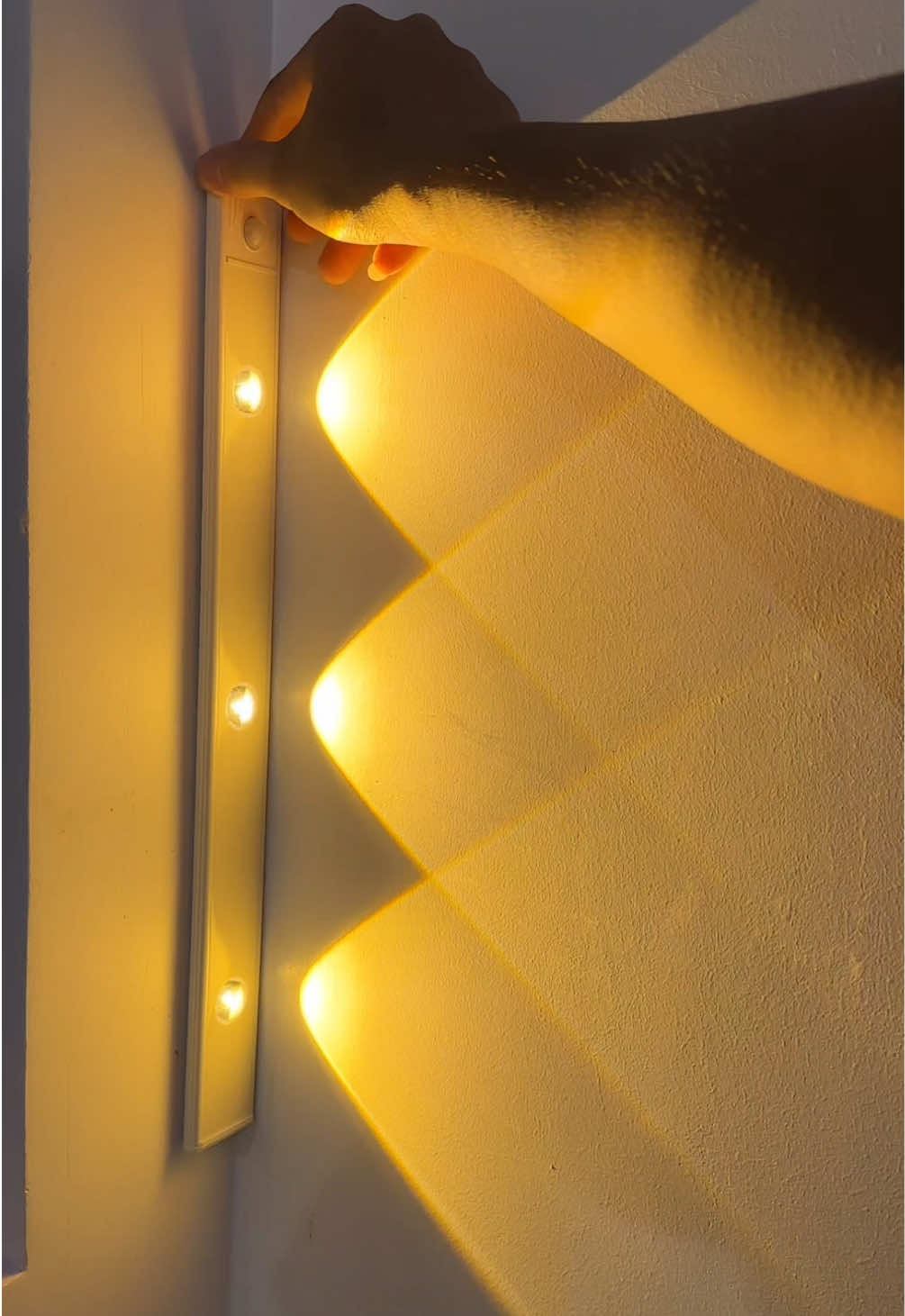 Đèn LED cảm ứng decor cực kì đẹp , đặt vào tủ quần áo chuẩn bài luôn , mở tủ ra là đèn sáng lên #denledcamung #dendecor 