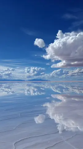 Salar de Uyuni  #fyp #salardeuyuni #bolivia🇧🇴 #wonderoftheworld #saltflats   #landscape #earthhour #paradise  #mirroreffect #daylight #night #transitioner #aestheticvideos #magicplace #aiart 