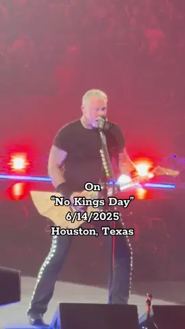 @metallica The most #epic video captured of the show #nokingsday #king #jameshetfield #kingofmetal   #m72worldtour #houstontx 