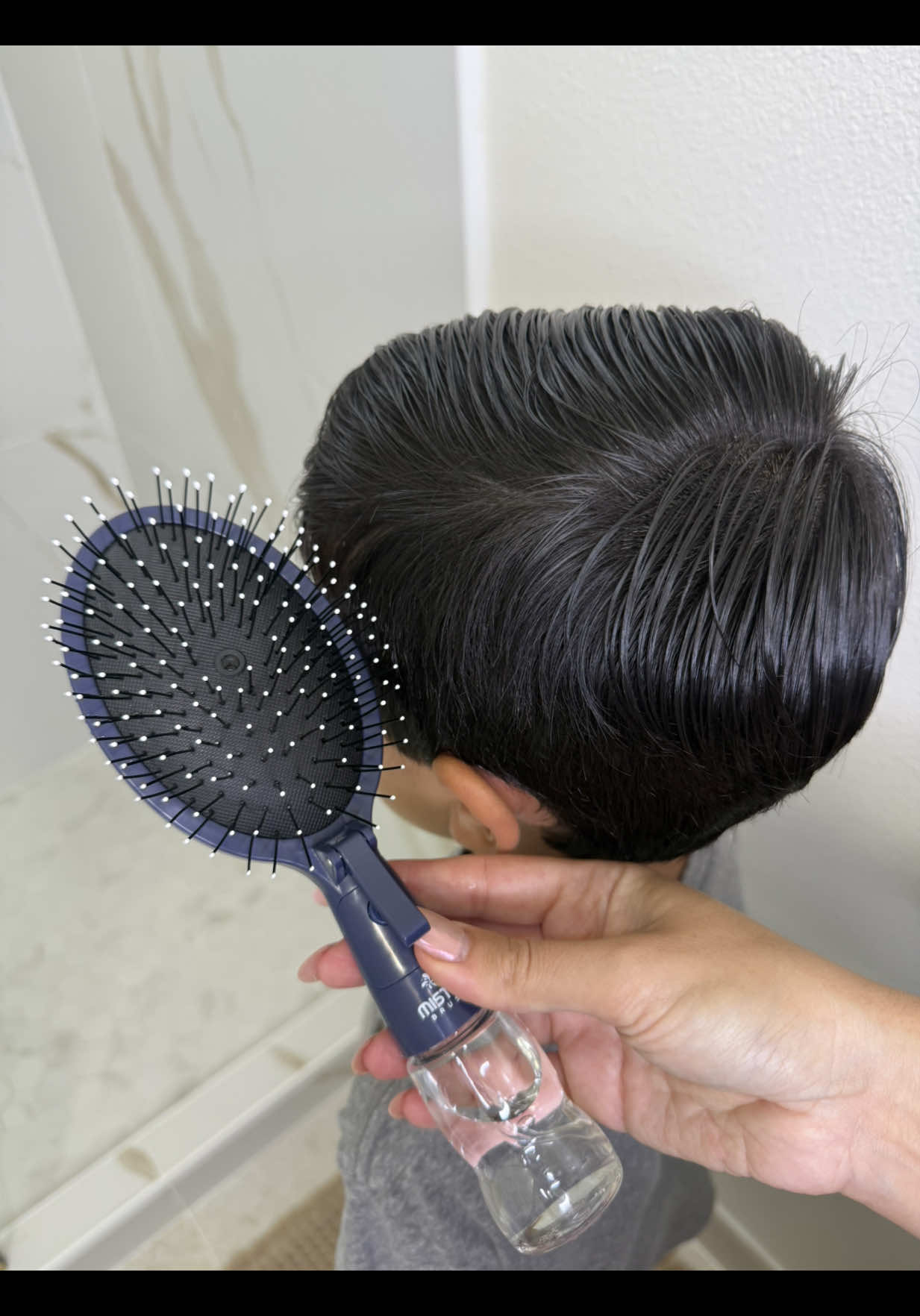🔗In Bio! New 2-1 Hair Brush 🙌. This brush and mister is perfect for wet or dry hair style 💙. #mommusthaves #amazonnewreleases #founditonamazon #hairbrush #easyhairstyles #momhack #amazonnewfinds #amazonmusthaves 